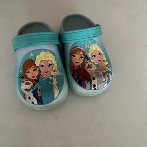 Frozen Girl toddler crocs size 7/8